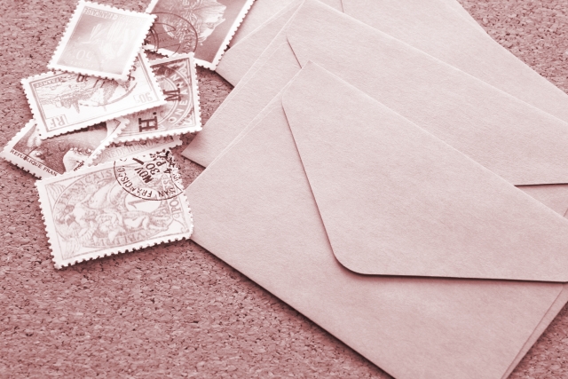 意外と間違いやすい横長封筒の切手の貼り方。正しい位置はココです！
